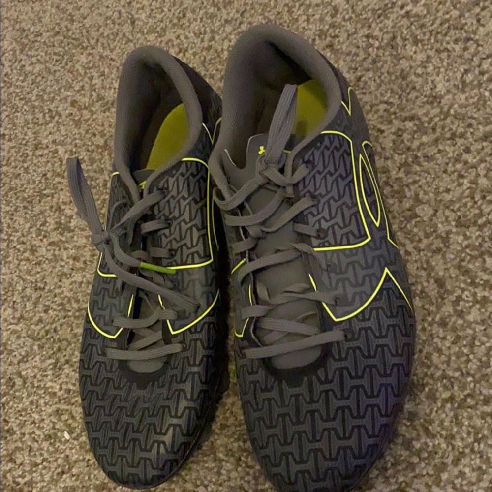 Soccer shoes